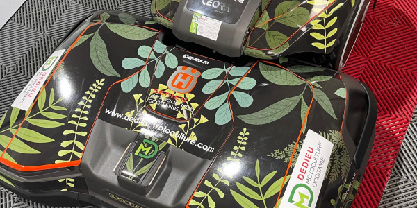 Cambia el aspecto de tu Husqvarna Automower Ceora con pegatinas personalizadas de Idgrafix.fr